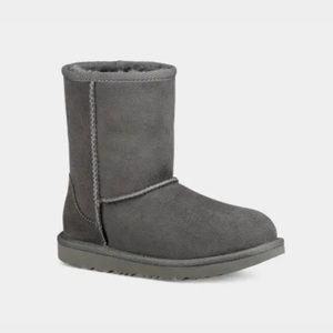 NEW UGG KIDS CLASSIC SHORT II GREY